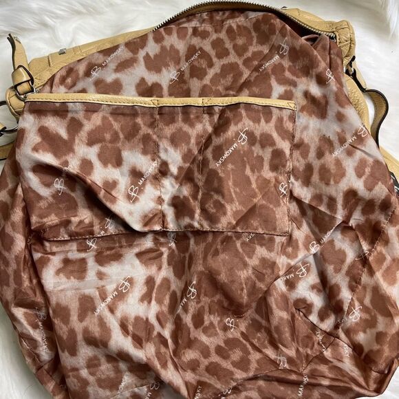 B Makowsky leather cream satchel/Shoulder bag silver tone studs accent - Picture 12 of 14